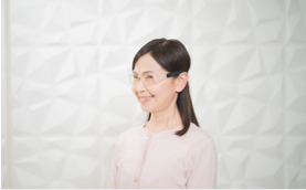 ゴーグルをかける女性