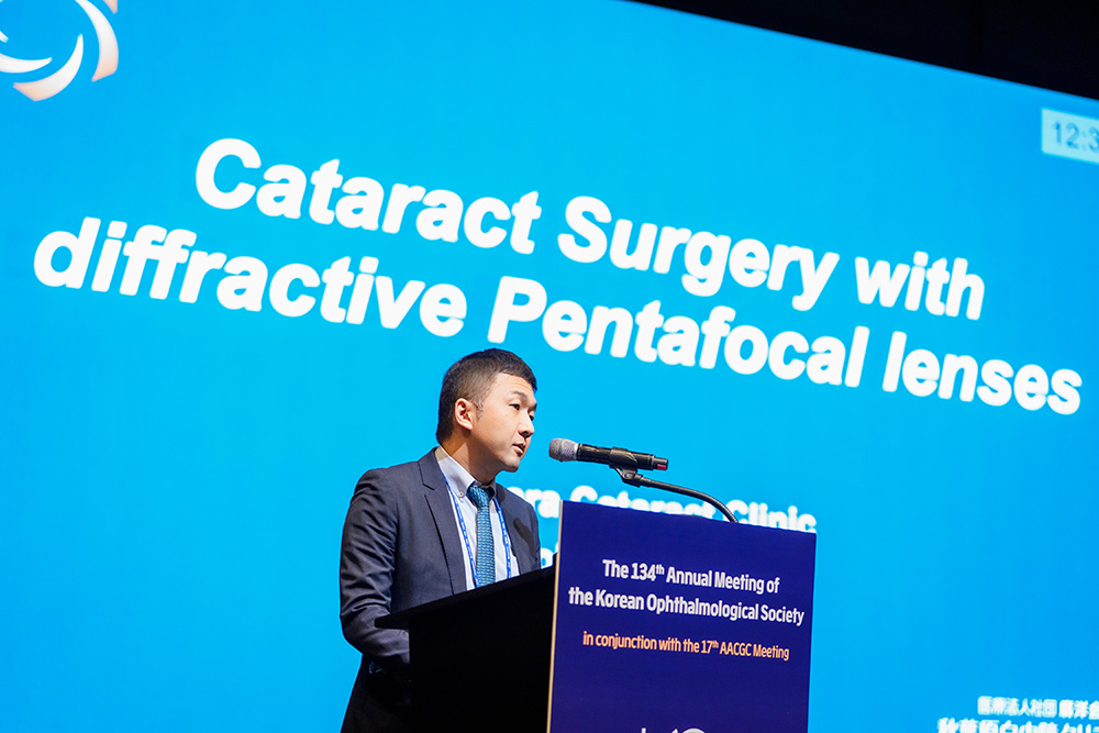 韓国眼科学会で講演を行う手術執刀医 大上智弘