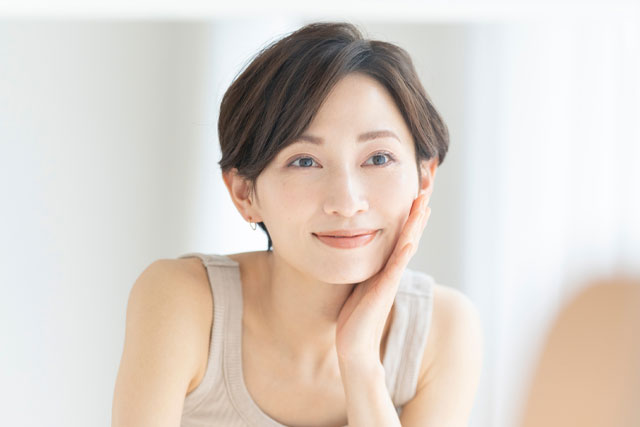 身支度をする女性
