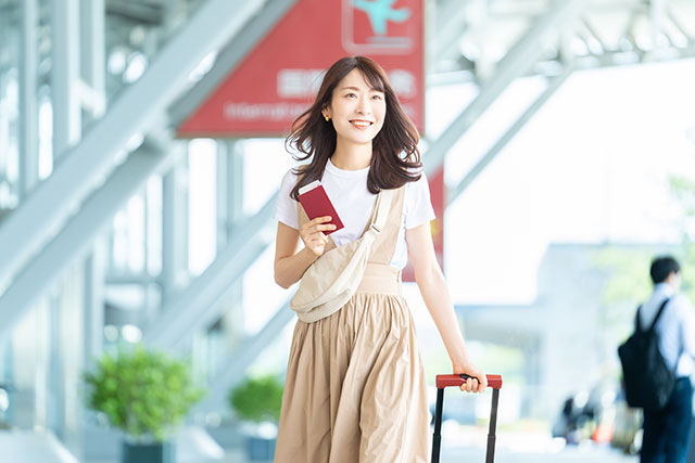 旅行に出かける女性